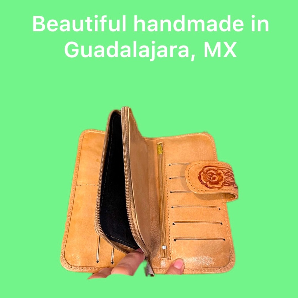Beautiful leather hand made wallet, 12 spaces for credit cards, 2 zipper spaces